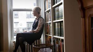 Ein  Foto, das zwar schon zwölf Jahre alt ist, aber die aktuelle Situation sehr gut trifft: Siri Hustvedt sitzt nachdenklich am Fenster ihres   Arbeitszimmers in ihrem Haus in Brooklyn. Foto: imago//Katja Heinemann