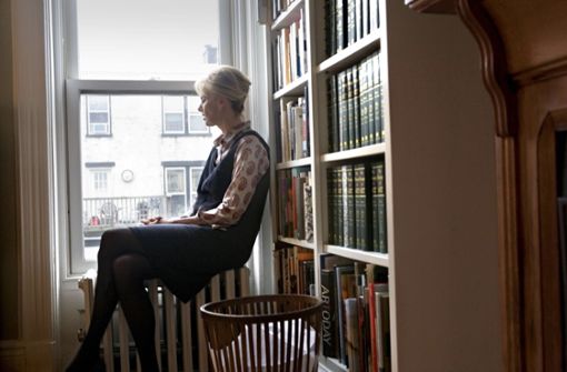 Ein  Foto, das zwar schon zwölf Jahre alt ist, aber die aktuelle Situation sehr gut trifft: Siri Hustvedt sitzt nachdenklich am Fenster ihres   Arbeitszimmers in ihrem Haus in Brooklyn. Foto: imago//Katja Heinemann