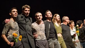Ensemble und Choreografen der Produktion „Deuces“ beim Schlussapplaus gemeinsam auf der Bühne des Theaterhauses. Foto: Lichtgut/Christoph Schmidt