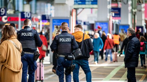 Am Stuttgarter Hauptbahnhof hat ein 38-Jähriger Polizisten bedroht. (Symbolbild) Foto: dpa/Christoph Schmidt