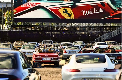 1000 Mercedes-Fahrer schauen einen Ferrari-Film auf dem Cannstatter Wasen. Foto: Lichtgut/Max Kovalenko