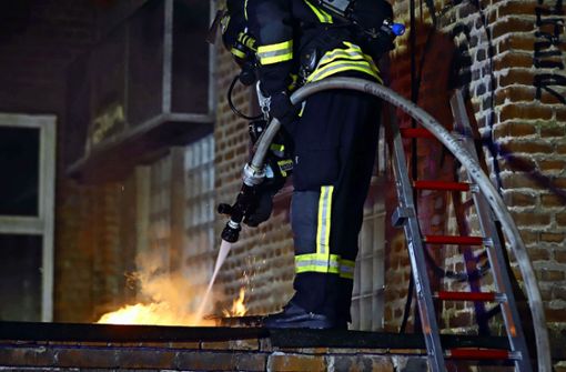Ein Feuerwehrmann löscht beim Einsatz in der Stuttgarter Straße  die letzten Flammen. Foto: 7aktuell.de/Simon Adoma/t