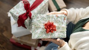 Es gibt viele Möglichkeiten, ungeliebte Geschenke nicht im Schrank verstauben zu lassen (Symbolfoto). Foto: IMAGO/Cavan Images/IMAGO