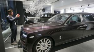 Sie sind ein Herzstück der neuen Rolls-Royce-Ausstellung: der Phantom der achten Generation (vorne) und sein historischer Vorgänger, Phantom III aus 1937 (hinten). Foto: factum/Granville