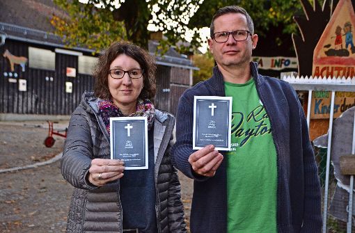 Mit Trauerkarten machen Judith Wolf  und Martin Wach derzeit auf absichtlich makabere Weise auf die Not aufmerksam. Foto: Fatma Tetik