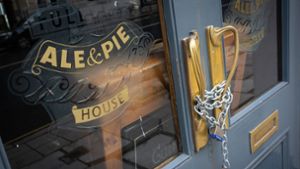 Nach 22.00 Uhr ein häufiges Bild in London: Die Türen sind verriegelt. Foto: Dominic Lipinski/PA Wire/dpa