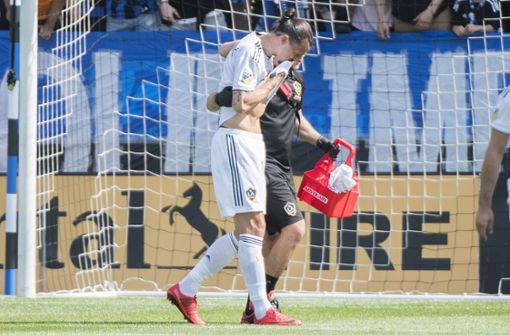 Ibrahimovic verlässt mit einem Betreuer den Platz. Foto: AP