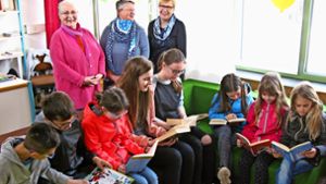 Ingrid Boss, Magdalena Fritz, Helga Dahlmann (v.l.) mit lesenden Schülern. Foto:  