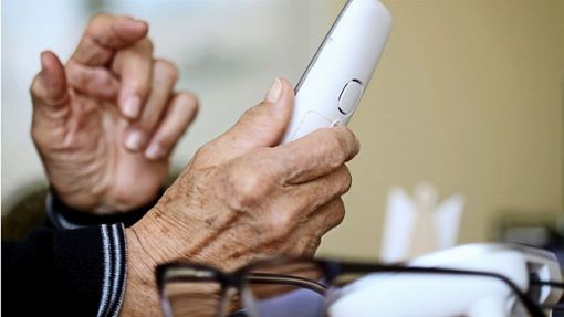 Ein Senior aus Böblingen hat dazu beigetragen, einen mutmaßlichen Telefonbetrüger zu überführen (Symbolbild). Foto: dpa/Roland Weihrauch