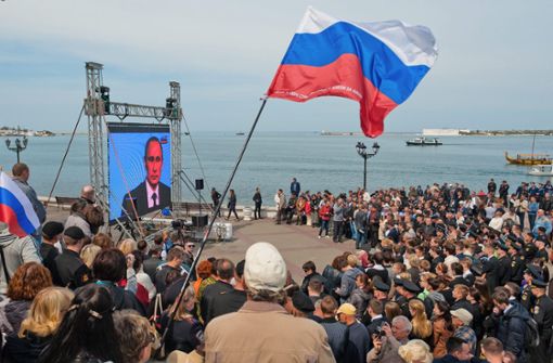 Aufnahme aus dem Jahr 2014: Menschen in Sewastopol auf der Krim sehen sich eine Fernsehansprache des russischen Präsidenten  Putin an Foto: dpa