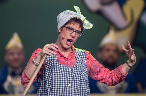 Im närrischen Einsatz als Putzfrau Gretel hat die CDU-Vorsitzende Annegret Kramp-Karrenbauer ordentlich aufgeräumt. Foto: dpa