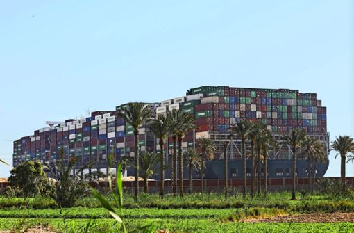 Dass das Container-Riesenschiff Ever Given den Suez-Kanal blockiert hat, war aus Welthandelssicht das Tüpfelchen auf dem i. Foto: dpa/Mohamed Elshahed