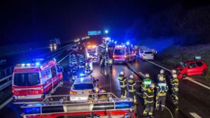 Auf der A8 bei Esslingen ist es am Samstagabend zu einem schweren Unfall gekommen. Foto: SDMG