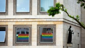 An mehreren Rathausfenstern  hängen nun Rainbow-Fahnen, was OB Frank Nopper verhindern wollte. Foto: Lichtgut/Leif Piechowski