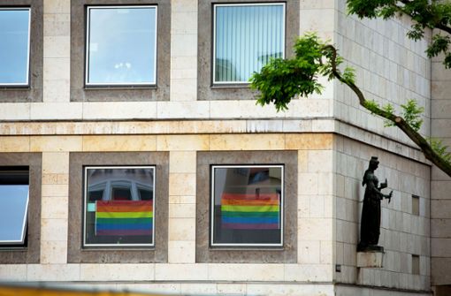 An mehreren Rathausfenstern  hängen nun Rainbow-Fahnen, was OB Frank Nopper verhindern wollte. Foto: Lichtgut/Leif Piechowski