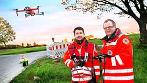 Fliegender Helfer im Einsatz: Pilot Marvin Pfau und Luftraumbeobachter Jörn Ahrens (rechts) vom DRK Esslingen bringen die Drohne bei dieser Übung  in die Luft. Foto: Ines Rudel
