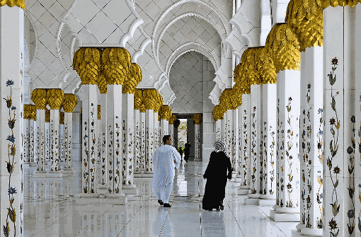 Hallen aus schneeweißem Marmor, Verzierungen aus Gold und Perlmutt - die Zayed-Moschee wirkt wie ein Palast aus den Märchen von Tausendundeiner Nacht. Foto: scabrn/Fotolia