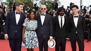 Der französische Regisseur Jacques Audiard (Mitte) hat für sein gesellschaftskritisches Drama Dheepan die Goldene Palme beim Filmfestival in Cannes verliehen bekommen. Foto: Getty Images Europe
