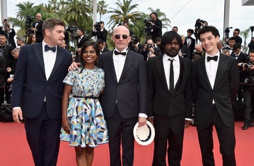 Der französische Regisseur Jacques Audiard (Mitte) hat für sein gesellschaftskritisches Drama Dheepan die Goldene Palme beim Filmfestival in Cannes verliehen bekommen. Foto: Getty Images Europe