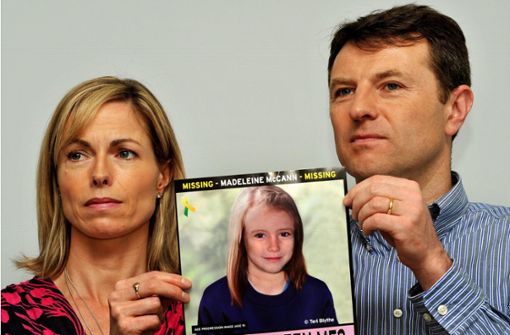 Kate und Gerry McCann, Eltern der vor 13 Jahren verschwundenen Britin Madeleine McCann halten bei einem Such-Aufruf das Foto ihrer Tochter. (Archivbild) Foto: dpa/John Stillwell