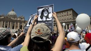 Demonstranten halten auf dem Petersplatz Bilder von der seit 1983 verschwundenen 15-jährigen Tochter eines Vatikan-Hofdieners, Emanuela Orlandi, in die Höhe. Foto: AP