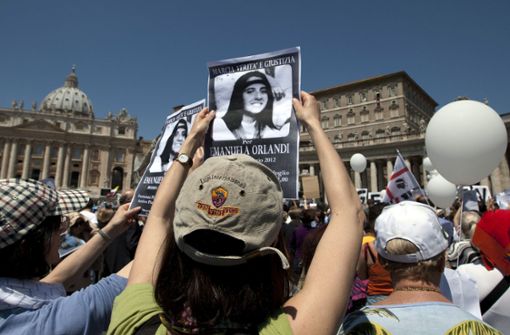 Demonstranten halten auf dem Petersplatz Bilder von der seit 1983 verschwundenen 15-jährigen Tochter eines Vatikan-Hofdieners, Emanuela Orlandi, in die Höhe. Foto: AP