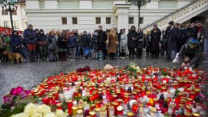 Trauernde legen Blumen für die Opfer der tragischen Schusswaffenattacke an der Philosophischen Fakultät der Karls-Universität nieder. Foto: dpa/Petr David Josek