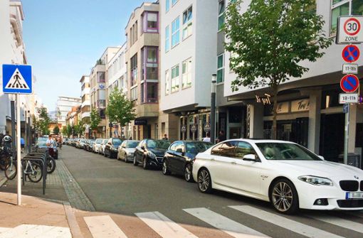 Die Beschilderung an der Seelbergstraße ist eigentlich eindeutig – doch trotz Verbots werden die Fahrzeuge dort abgestellt –, und zwar auf knapp 150 Metern. Foto: Peter Mielert