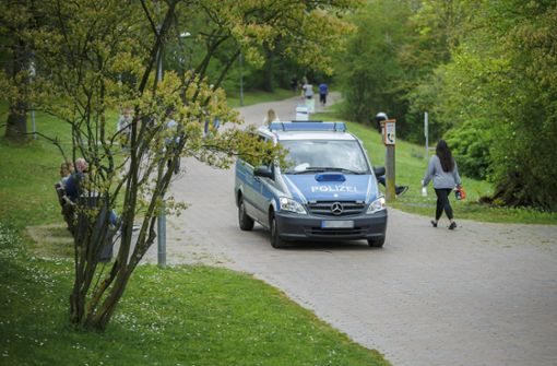 Im Streifenwagen kontrolliert die Polizei im April die Einhaltung der Abstandsregeln wie hier am Stuttgarter Max-Eyth-See. Foto: Lichtgut/Julian Rettig