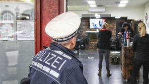 Die Mitarbeiter des Zolls haben mit der Polizei stichprobenartig Betriebe kontrolliert und nach Ungereimtheiten gesucht. Foto: Ralf Poller/Avanti