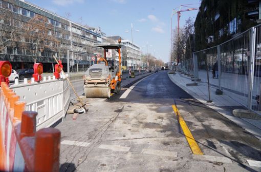 Der neue Radweg an der Theodor-Heuss-Straße wächst. Foto: Andreas Rosar Fotoagentur-Stuttgart
