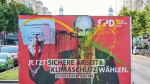 Der Hass gegen Politiker entlädt sich an Wahlplakaten. Foto: dpa/Annette Riedl