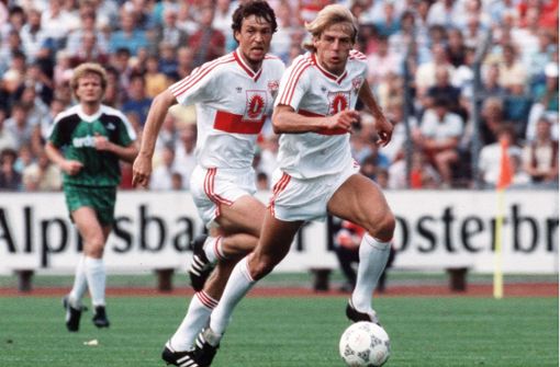 Ein Bild aus dem Jahr 1987: Karl Allgöwer und Jürgen Klinsmann (rechts) Foto: Baumann