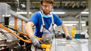 Um den Klimazielen der EU gerecht  zu werden, setzen Autohersteller auf   die Produktion von E-Autos, wie hier VW in einem Werk in Sachsen. Foto: Imago/Kirchner-Media/Teresa Kröger