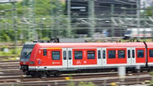 Ein Zugbegleiter hatte den 41-Jährigen aus dem Zug geworfen, weil er Fahrgäste belästigt hatte. Foto: LICHTGUT/Max Kovalenko