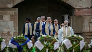 Die Staats- und Regierungschefs besuchen gemeinsam die Mahatma-Ghandi-Gedenkstätte. Foto: dpa/Kay Nietfeld