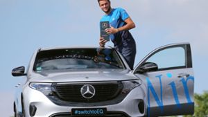 Matteo Berrettini mit seinem neuen Auto: dem vollelektrischen Siegerfahrzeug von Titelsponsor Mercedes-Benz. Foto: Baumann