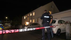 Polizisten im Juli 2023 vor dem Haus in Langweid, in dem drei Menschen erschossen wurden. Foto: Karl-Josef Hildenbrand/dpa