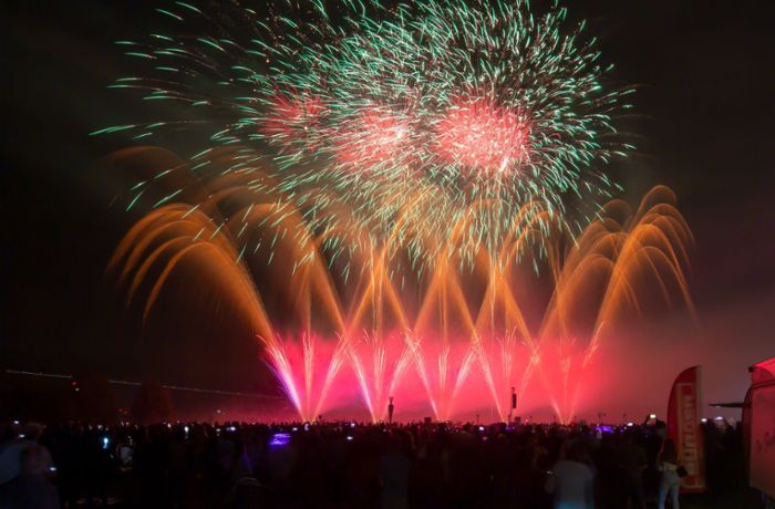 „Flammende Sterne“ in Ostfildern: Feuerwerks-Spektakel begeistert das Publikum