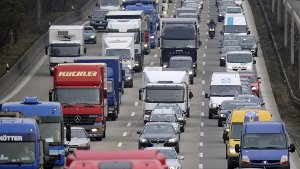 Autofahrer standen am Montag nach einem Unfall mit einem Lkw auf der Autobahn 8 bei Sindelfingen über Kilometer im Stau. Foto: dpa/Symbolbild