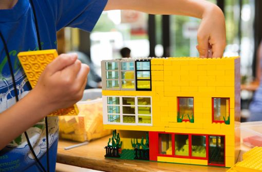 Im Jugendtreff des CVJM haben Kinder eine Woche lang Gebäude aus Lego gebaut. Am Ende entstand eine ganze Stadt aus bunten Steinen. Foto: Ines Rudel