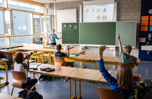 In Baden-Württemberg soll  bald manchmal nicht mehr nur ein Lehrer, sondern auch ein Assistent oder freiwilliger Helfer im Klassenzimmer stehen. Foto: dpa/Philipp von Ditfurth