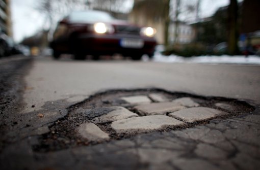 Schlaglöcher sind ein großes Problem auf deutschen Straßen.  Foto: dpa