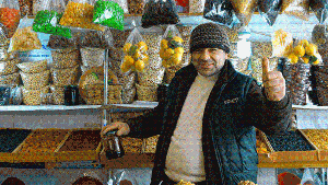Daumen hoch für getrocknete Früchte und eine glorreiche Zukunft: Ein Händler auf einem Basar in Baku. Foto: Bendl