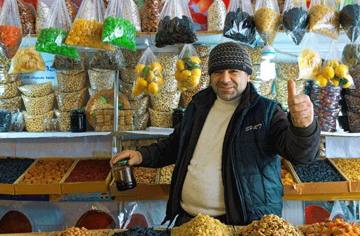 Daumen hoch für getrocknete Früchte und eine glorreiche Zukunft: Ein Händler auf einem Basar in Baku. Foto: Bendl