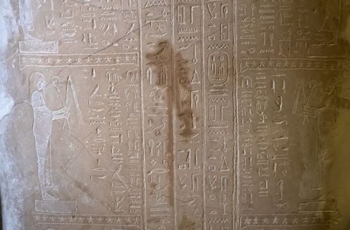 Dicker, öliger Fleck: Der Sarkophag des Propheten Ahmose im Neuen Museum in Berlin wurde augenscheinlich mutwillig beschädigt. Foto: dpa/Bernd von Jutrczenka