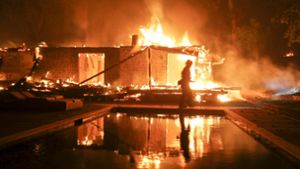 Die Brände haben den Promi-Ort Malibu erreicht. Auch dort richten die Flammen großen Schaden an. Foto: AP
