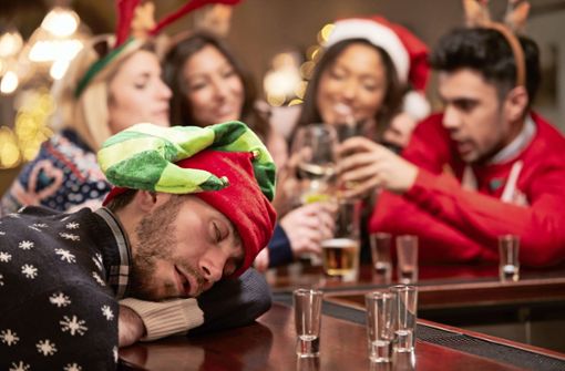 Bei Weihnachtsfeiern ist Vorsicht beim Alkohol geboten. Foto: /Monkey Business Images