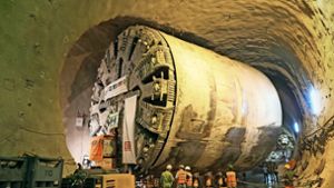 Der Bohrkopf der Maschine, mit deren Hilfe der Fildertunnel für S 21 gebaut wird, auf dem Weg in die Nachbarröhre. Foto: DB PSU