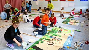 Für den Schwäbischen Albverein ist die Aktion mit den  Schülern und Kindergartenkindern der Auftakt für „mehr und mehr Kunst“ im Uhlbergturm. Foto: Thomas Krämer